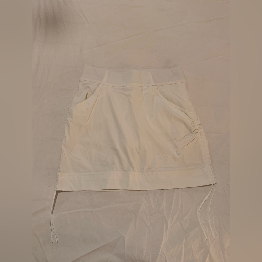 Columbia White Mini Skort Size Small Ruched Sides ￼ Pocket Front. GREAT fit